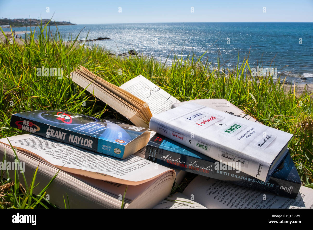 Viele Bücher am Strand. Costa del Sol, Málaga Provinz. Andalusien, Süd Spanien Europa Stockfoto