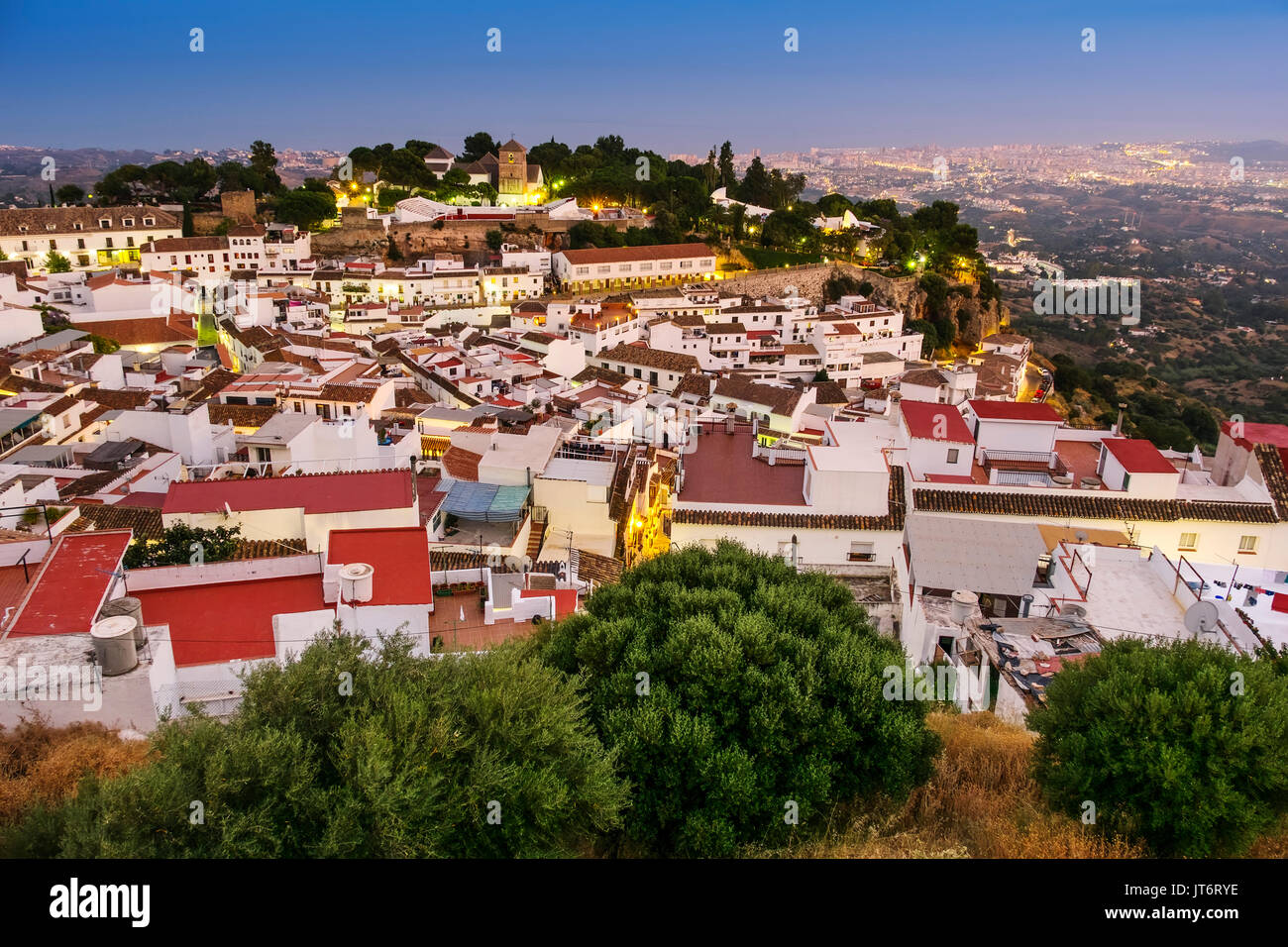 Dämmerung, typische weiße Dorf Mijas. Costa del Sol, Málaga Provinz. Andalusien, Süd Spanien Europa Stockfoto