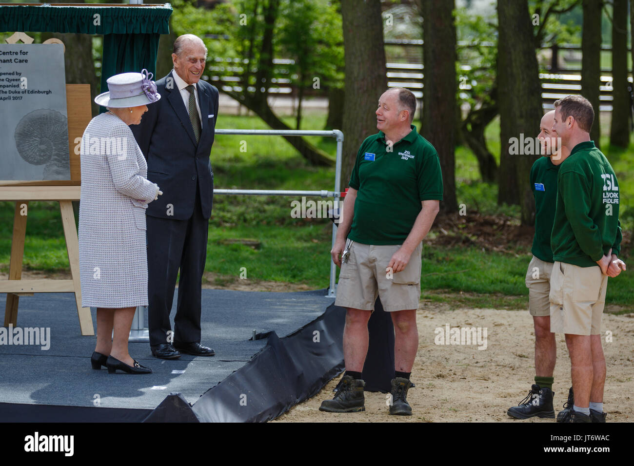 Ihre Majestät Königin Elizabeth II. und Seine königliche Hoheit Prinz Philip, Treffen der zoowärter, die nach dem Elefanten bei der ZSL Whipsnade Zoo suchen Stockfoto