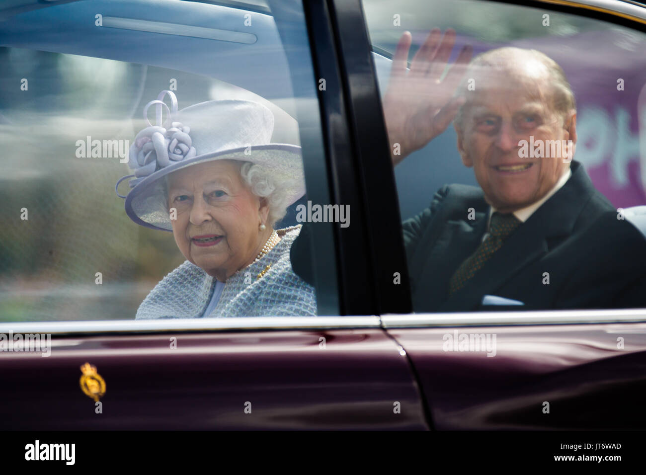 Ihre Majestät Königin Elizabeth II., begleitet von SKH Prinz Philip, Herzog von Edinburgh verlassen ZSL Whipsnade Zoo nach der Mitte für Elephant Pflege öffnen Stockfoto