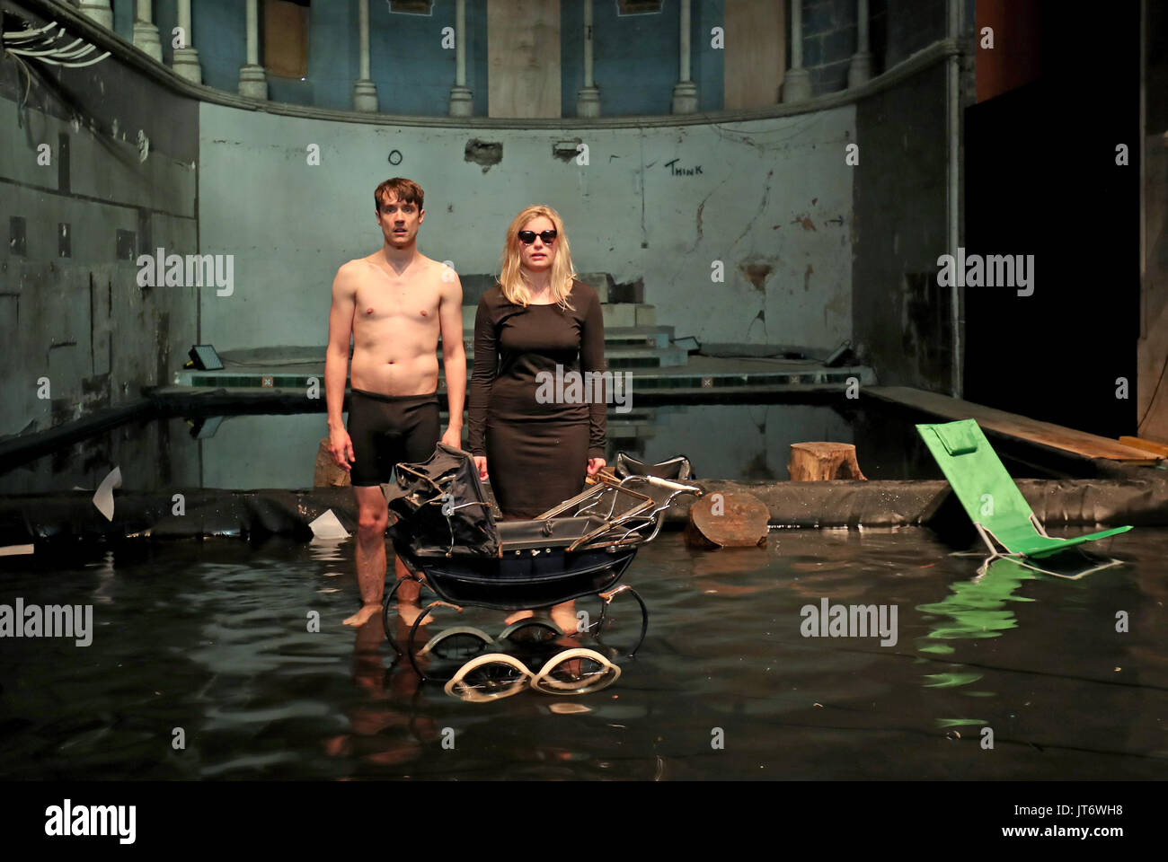 Christopher Elson (links) und Elin Phillips aus Vulkan Theater, führen Sie die Tschechow spielen Die Möwe, teilweise in 45 Tonnen Wasser in einem See Füllung St James Church in Leith getaucht während des Edinburgh Fringe Festival 2017. Stockfoto
