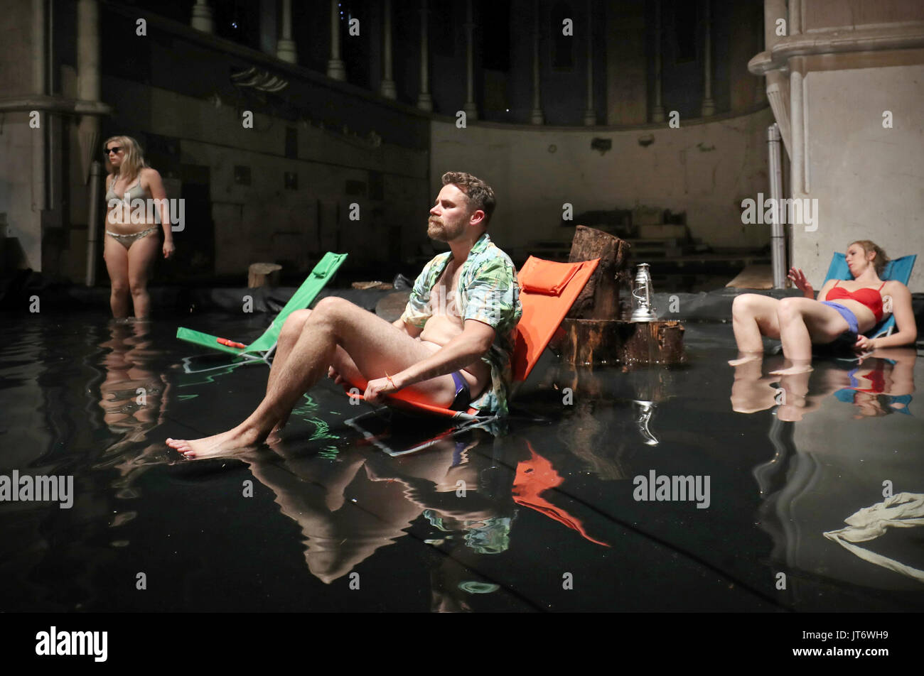 (Nach rechts) Elin Phillips, Neal McWilliams und Mairi Phillips aus Vulkan Theater, die Tschechow spielen Die Möwe, teilweise in 45 Tonnen Wasser in einem See Füllung St James Church in Leith getaucht während des Edinburgh Fringe Festival 2017 Links durchführen. Stockfoto