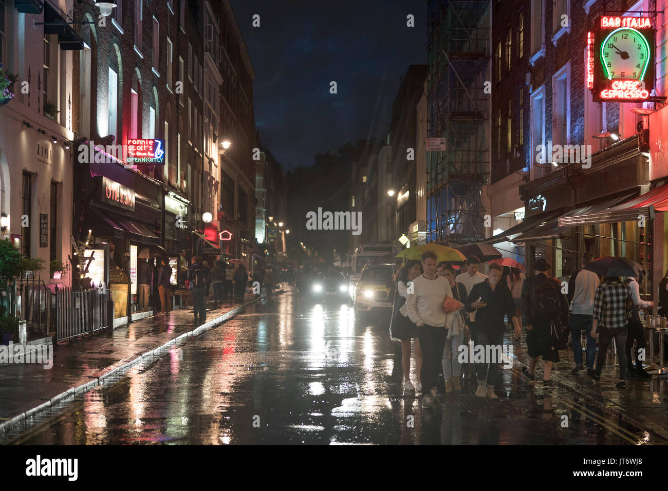 Eine Ansicht der Frith Street, mit Ronnie Scott's Jazz Club und Bar Italia. Aus einer Reihe von Fotos in einer regnerischen Nacht in Soho, London. Foto Datum: Stockfoto