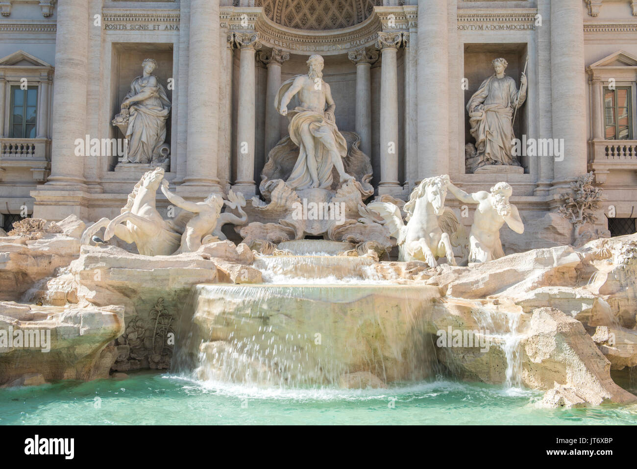 Der weltberühmte Trevi-Brunnen in Rom ist ein öffentlicher Brunnen im Jahre 1762 erbaut. Aus Stein sie ist 26,3 Meter hoch und 49,15 Meter breit. Stockfoto