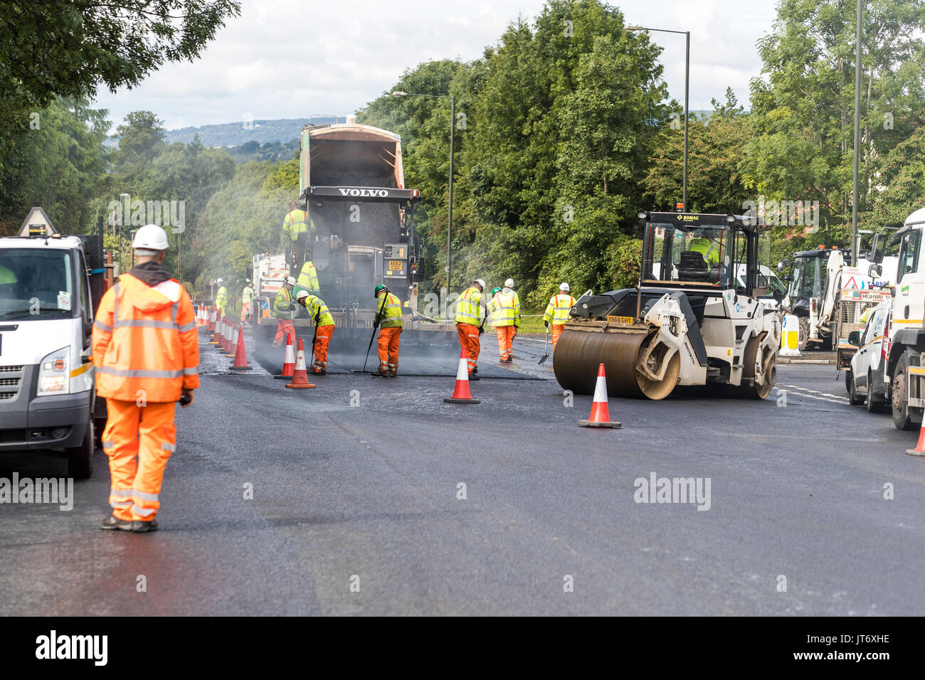 Neue Kreuzung und Asphalt resurfacing im Highfield Road works, Lydney Gloucestershire. Zu einer Entwicklung des neuen Gehäuses untergebracht werden Stockfoto