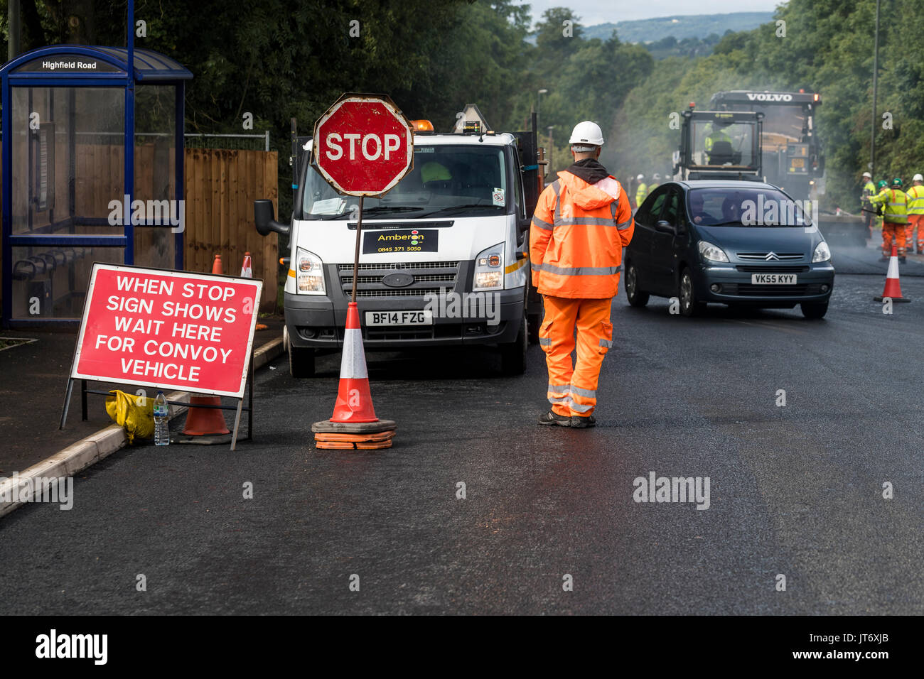 Neue Kreuzung und Asphalt resurfacing im Highfield Road works, Lydney Gloucestershire. Zu einer Entwicklung des neuen Gehäuses untergebracht werden Stockfoto