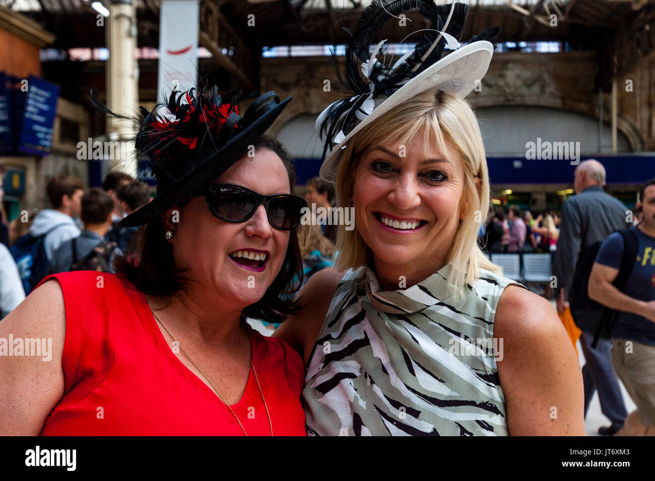 Zwei Gut gekleidete Frauen warten auf einen Zug, Victoria Station, London, UK Stockfoto