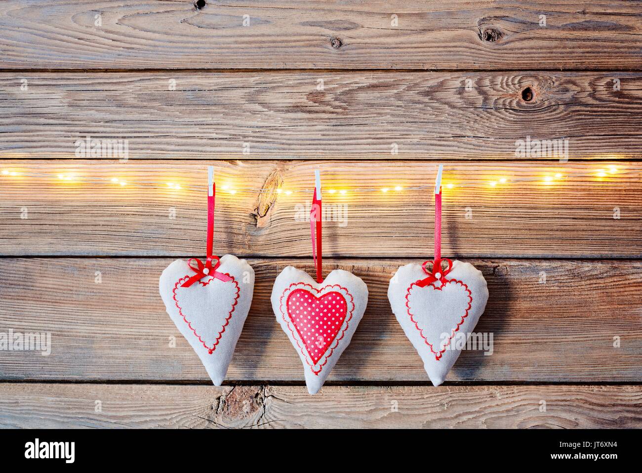 Textile Herzen auf alten hölzernen rustikalen Hintergrund. Valentinstag Stockfoto