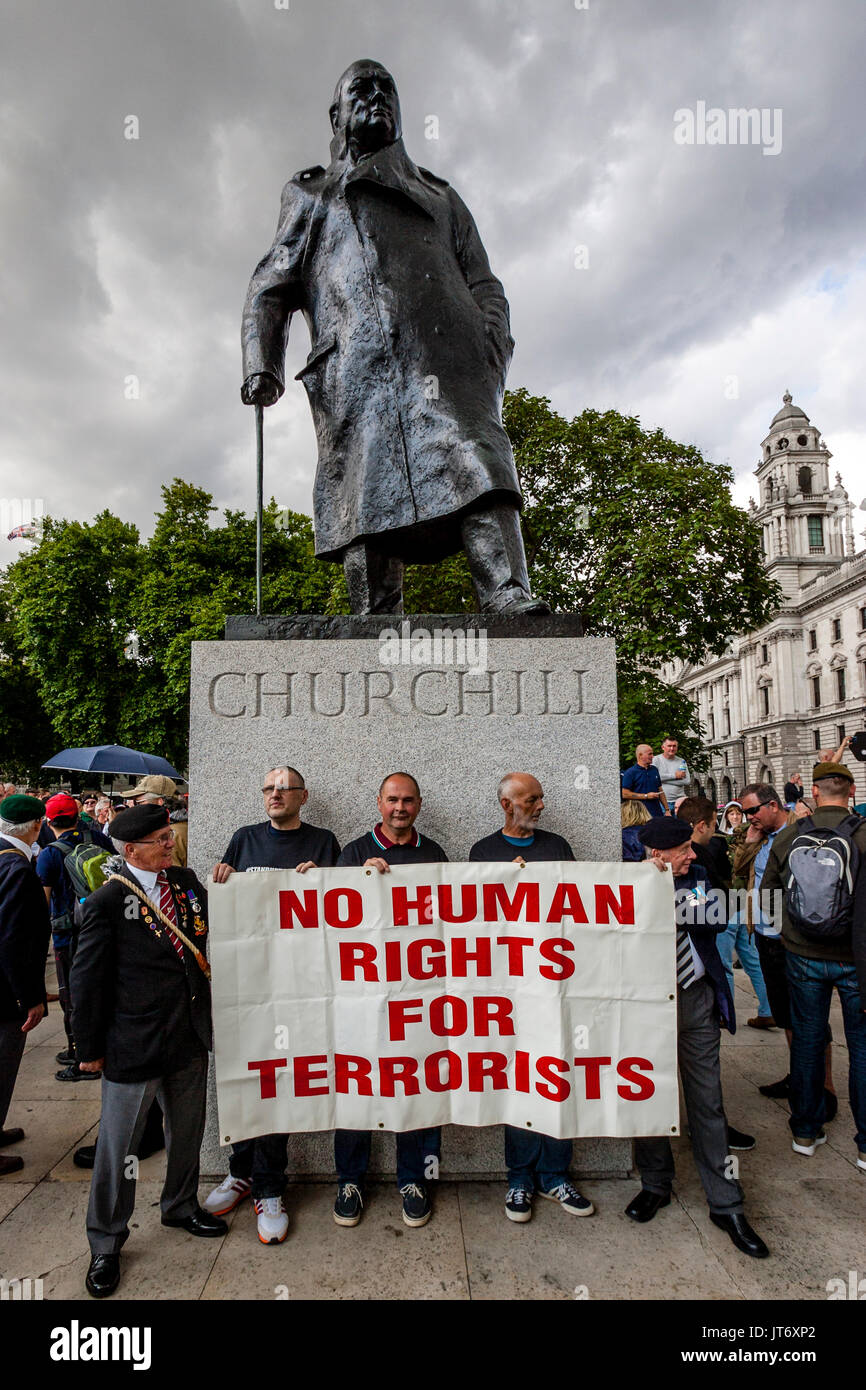 Veteranen der britischen Armee unter der Statue von Winston Churchill Halten ein Banner Anspruchsvolle' keine Menschenrechte für Terroristen', London, Großbritannien Stand Stockfoto