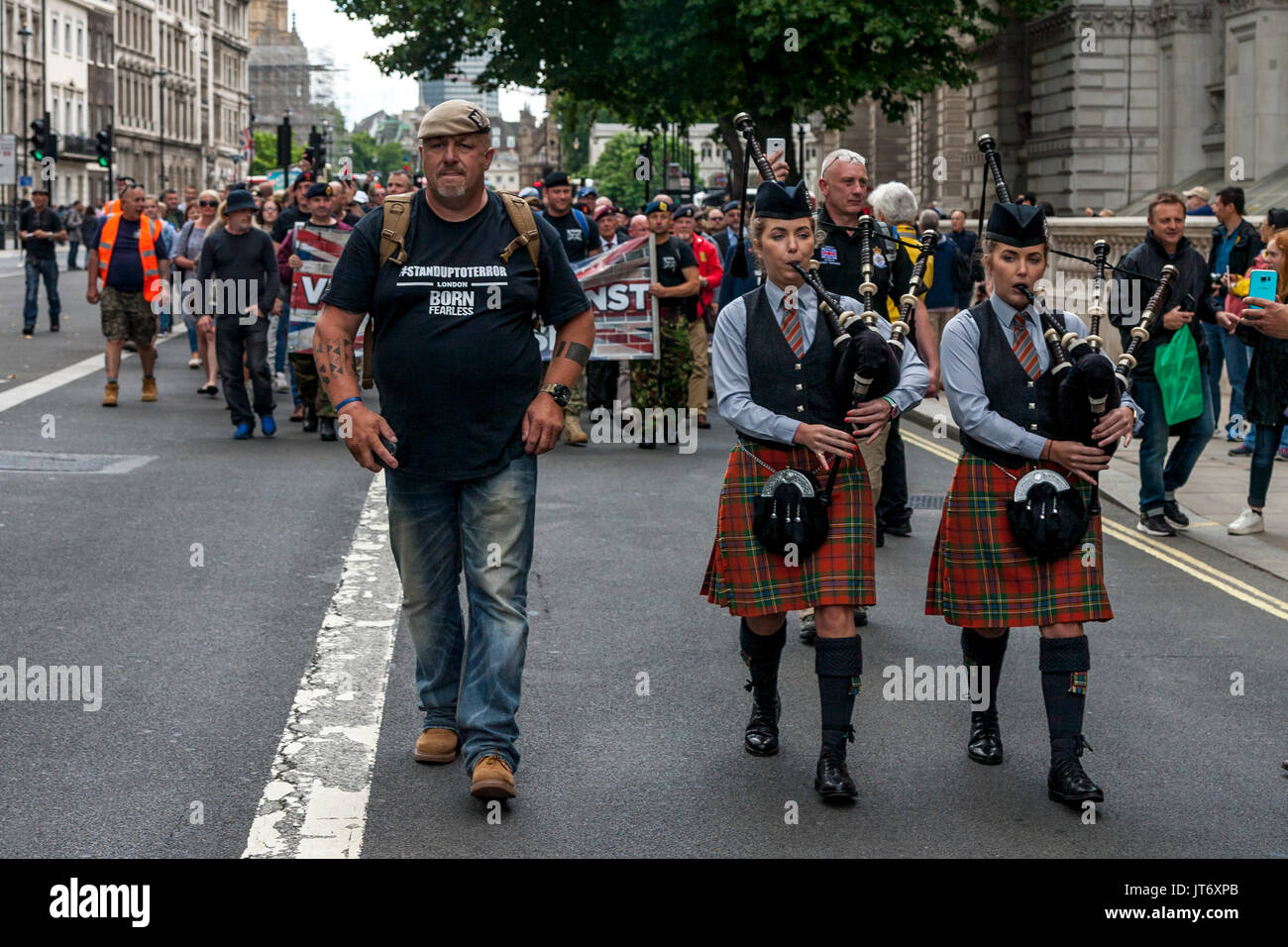 Phil Campion EIN EHEMALIGER britischer SAS-Soldat führt eine Gruppe von Army Veterans Downing Street zu fordern, dass die Regierung nicht mehr zur Bekämpfung des Terrorismus Stockfoto