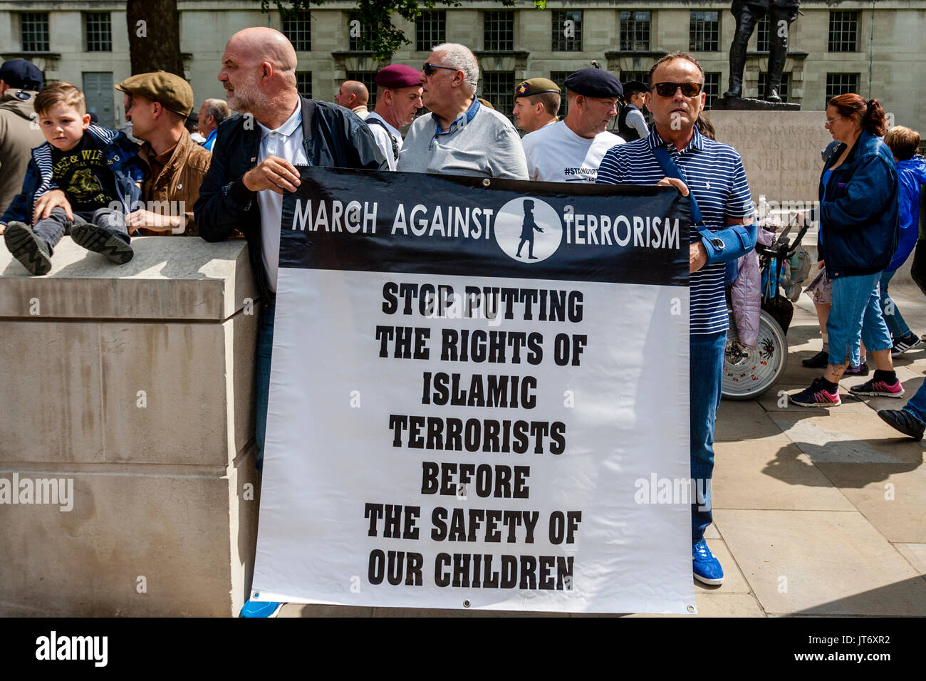 British Army Veterans Zeigen außerhalb der Downing Street zu fordern, dass die Regierung nicht mehr zur Bekämpfung des islamistischen Terrorismus, Whitehall, London, UK Stockfoto