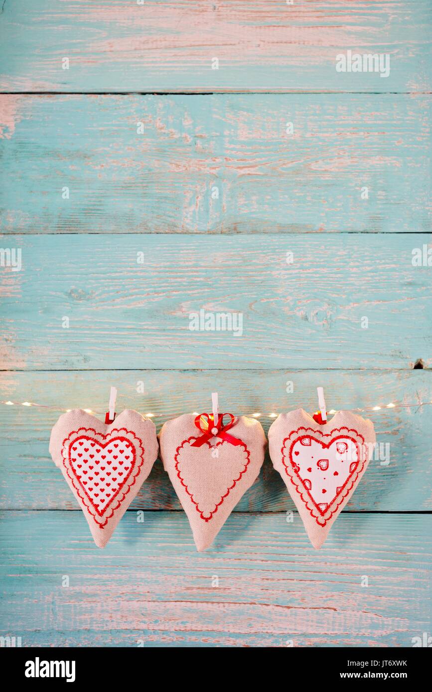 Textile Herzen auf alten türkis Holz- rustikalen Hintergrund. Valentinstag Stockfoto