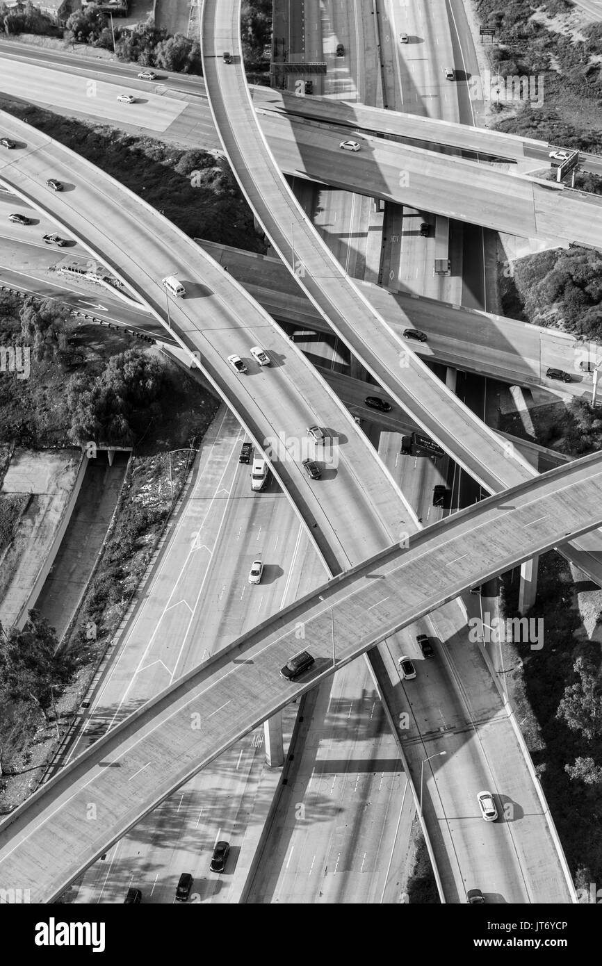 Schwarze und Weiße Antenne des Golden State 5 und Route 118 Autobahnanschlussstelle im San Fernando Valley Gegend von Los Angeles, Kalifornien. Stockfoto