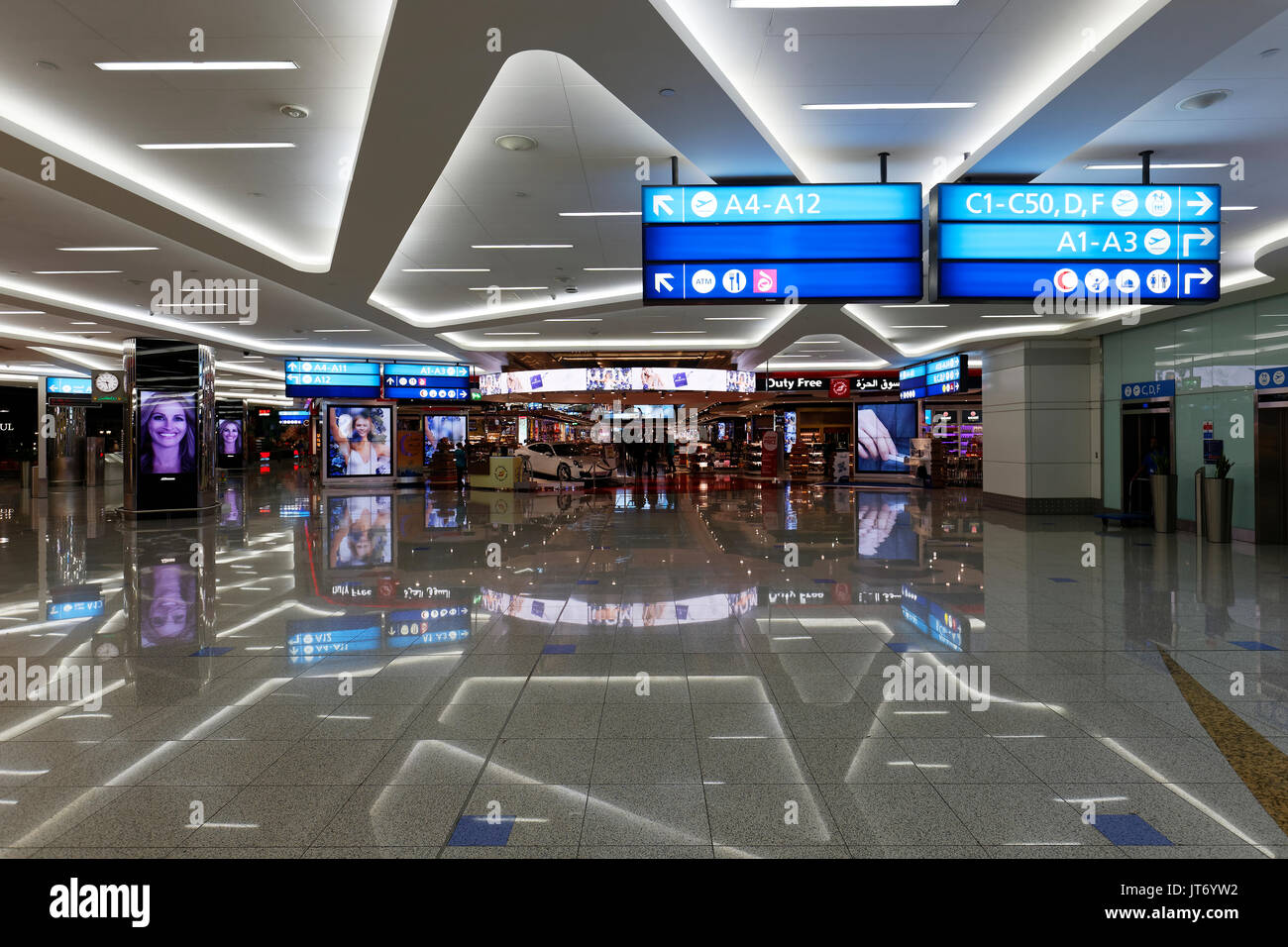 Einkaufsmeile, der internationale Flughafen Dubai, Vereinigte Arabische Emirate. Stockfoto
