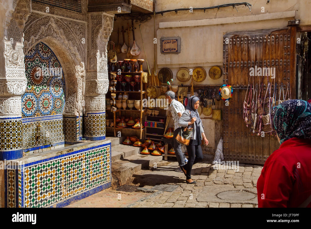 Nejjarine Brunnen, Keramische Handwerk Shop. Souk Medina von Fes, Fes el Bali. Marokko, Maghreb Nordafrika Stockfoto