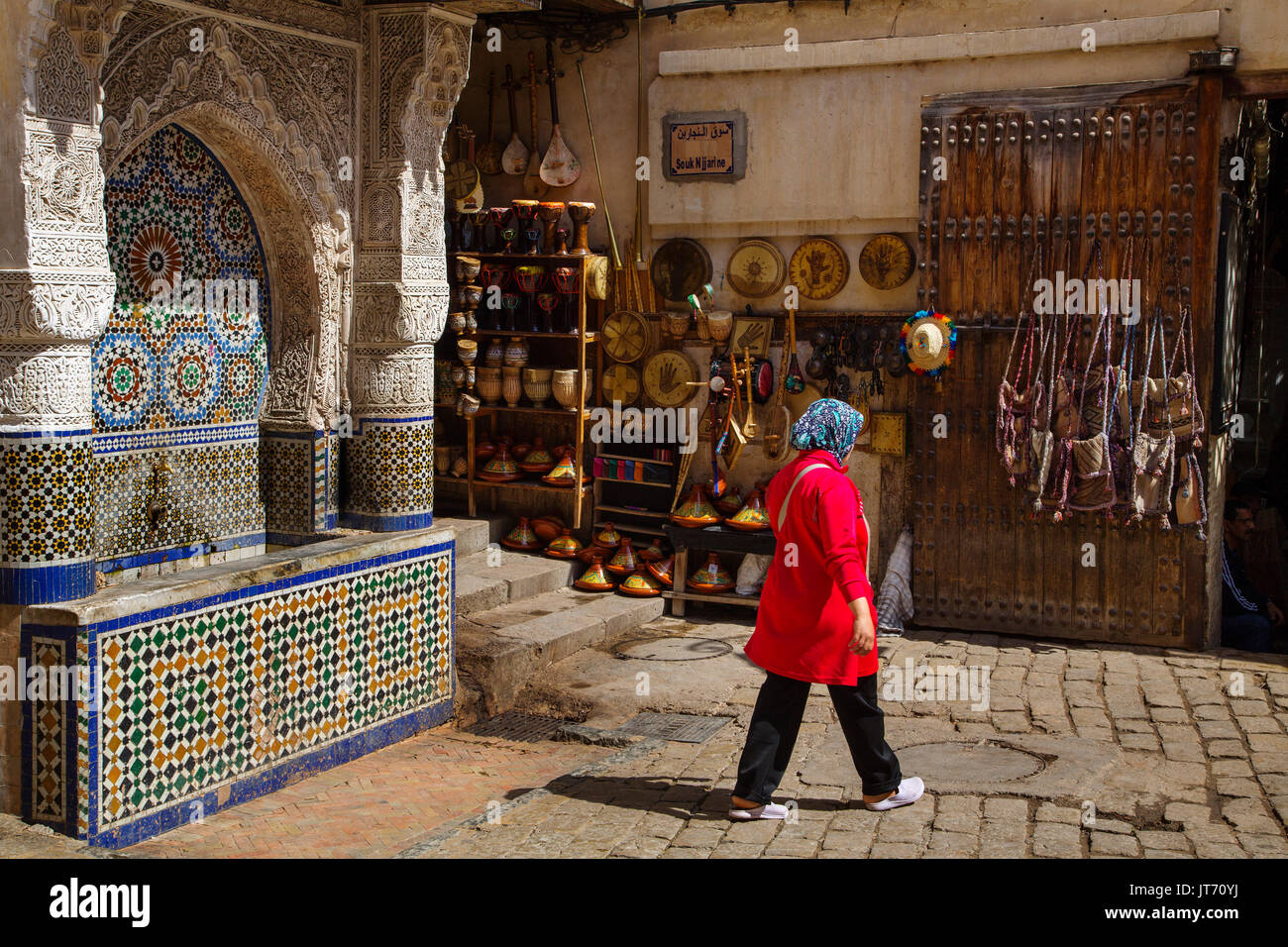 Nejjarine Brunnen, Keramische Handwerk Shop. Souk Medina von Fes, Fes el Bali. Marokko, Maghreb Nordafrika Stockfoto