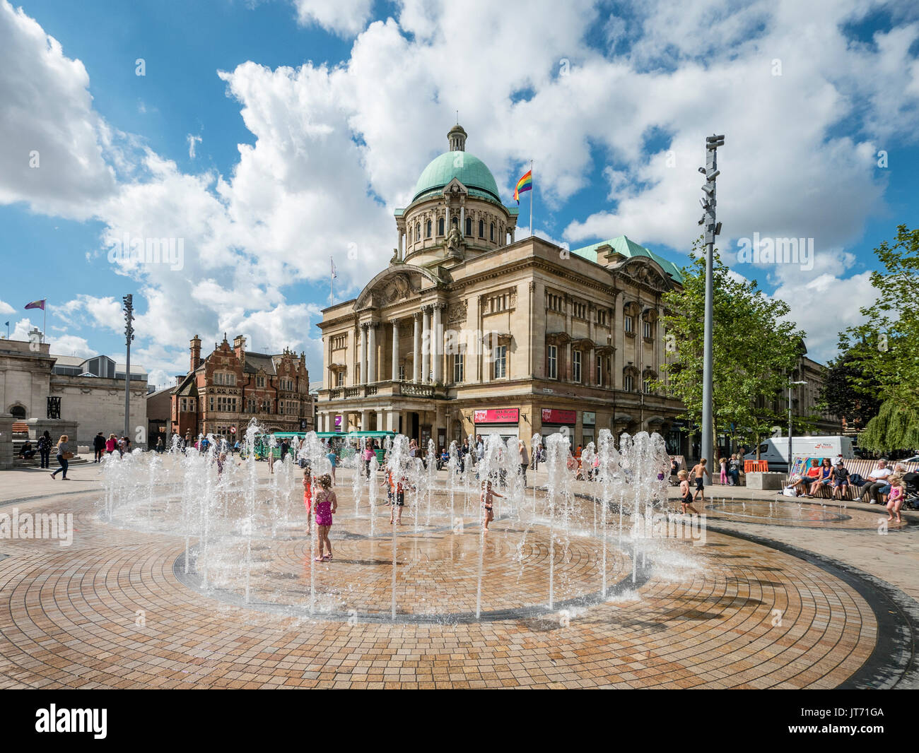 Spielende Kinder im Brunnen neben dem Rathaus in Hull in England. Stockfoto