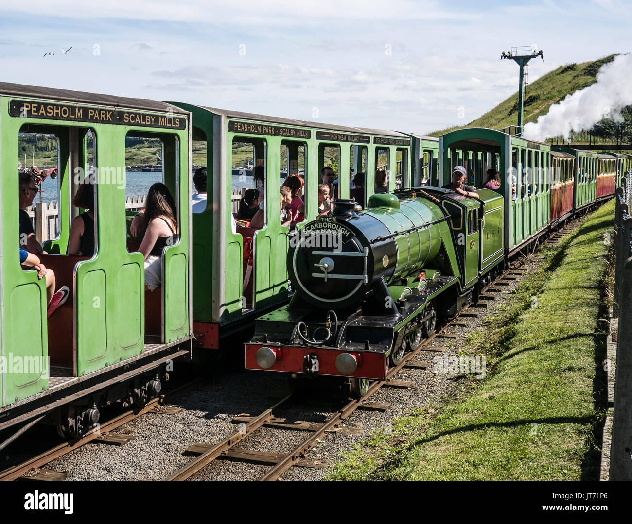 Vorbeifahrende Züge auf der North Bay Railway Scarborough Yorkshire UK Stockfoto