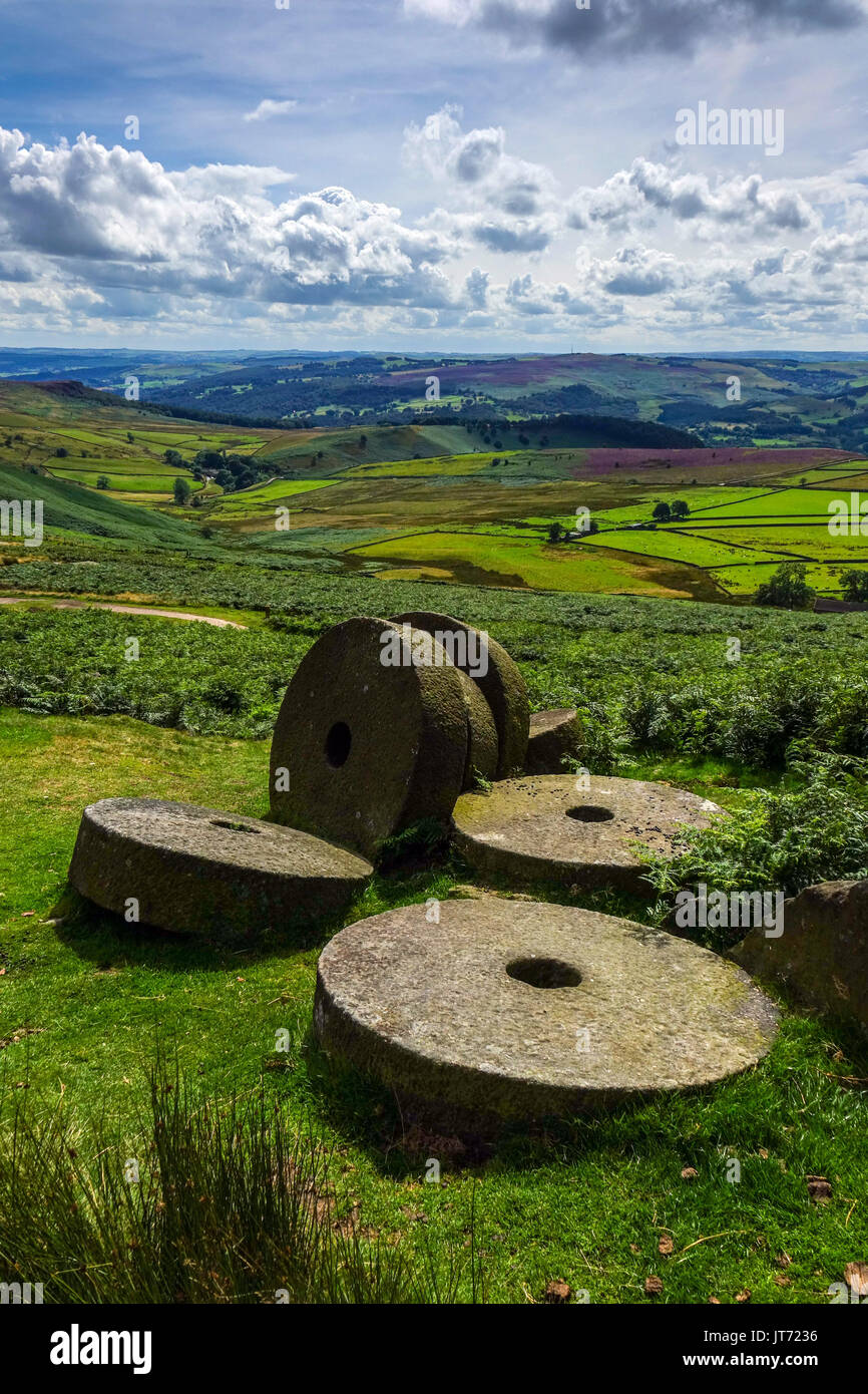 Abgebrochene Mühlsteine, unten Stanage Edge, Peak District, Derbyshire Stockfoto