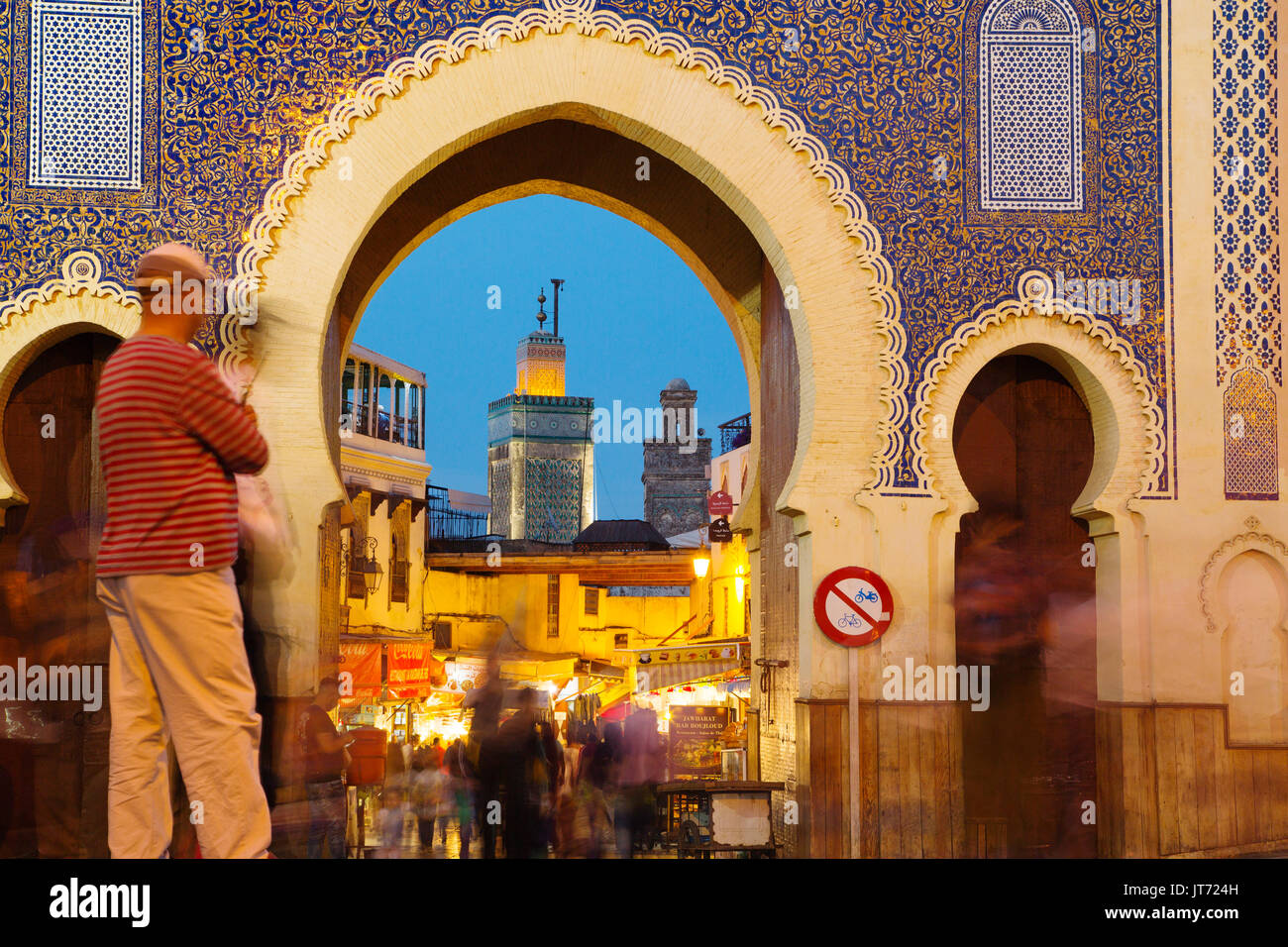 Das Leben auf der Straße. Bab Bou Jeloud Tor, Haupteingang Souk Medina von Fes, Fes el Bali. Marokko, Maghreb Nordafrika Stockfoto