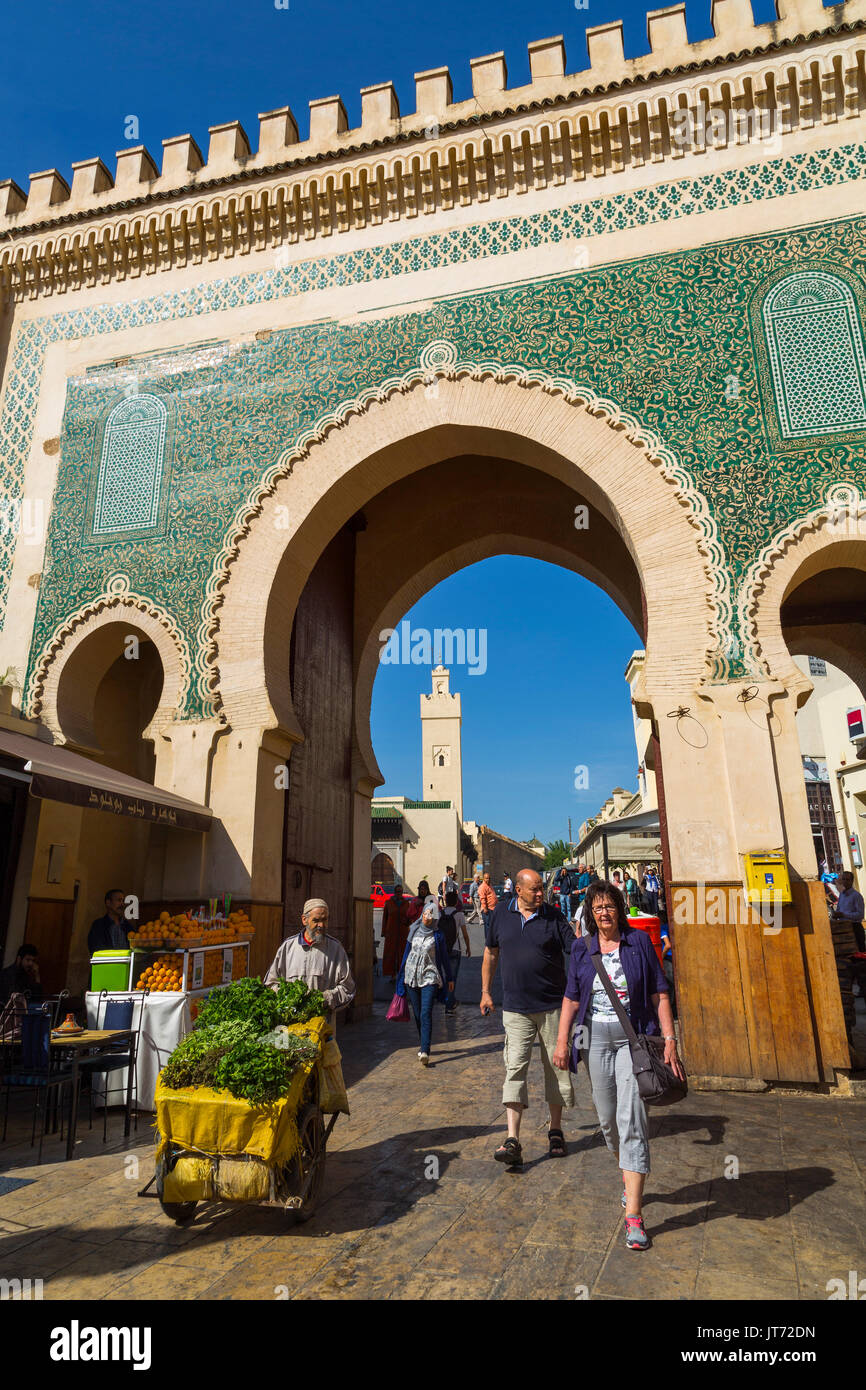 Das Leben auf der Straße. Bab Bou Jeloud Tor, Haupteingang Souk Medina von Fes, Fes el Bali. Marokko, Maghreb Nordafrika Stockfoto