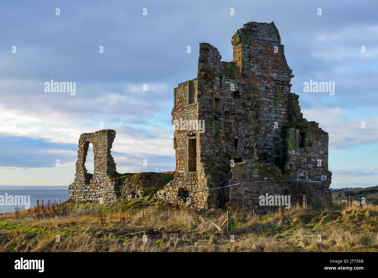 Die Ruine von Newark Castle auf der Fife Coastal Path in der Nähe von St. Monans im East Neuk von Fife, Schottland, Großbritannien Stockfoto