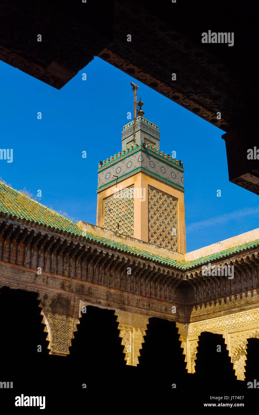 Die Madrasa Medersa Bou Inania oder Bu Inaniya. Souk Medina von Fes, Fes el Bali. Marokko, Maghreb Nordafrika Stockfoto