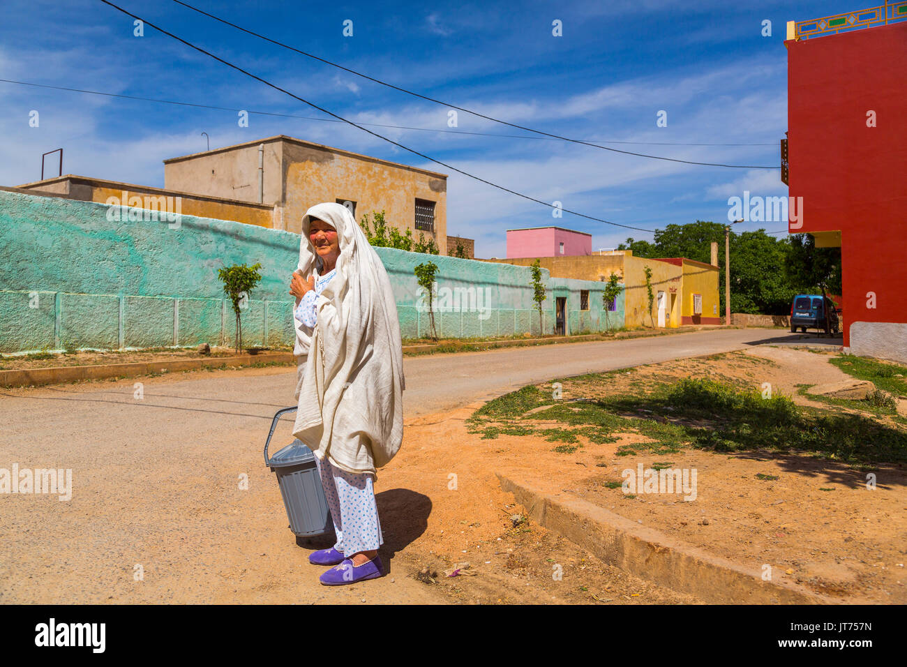 Bhalil, Frau im weißen Kleid über den Kopf. Marokko, Maghreb Nordafrika Stockfoto