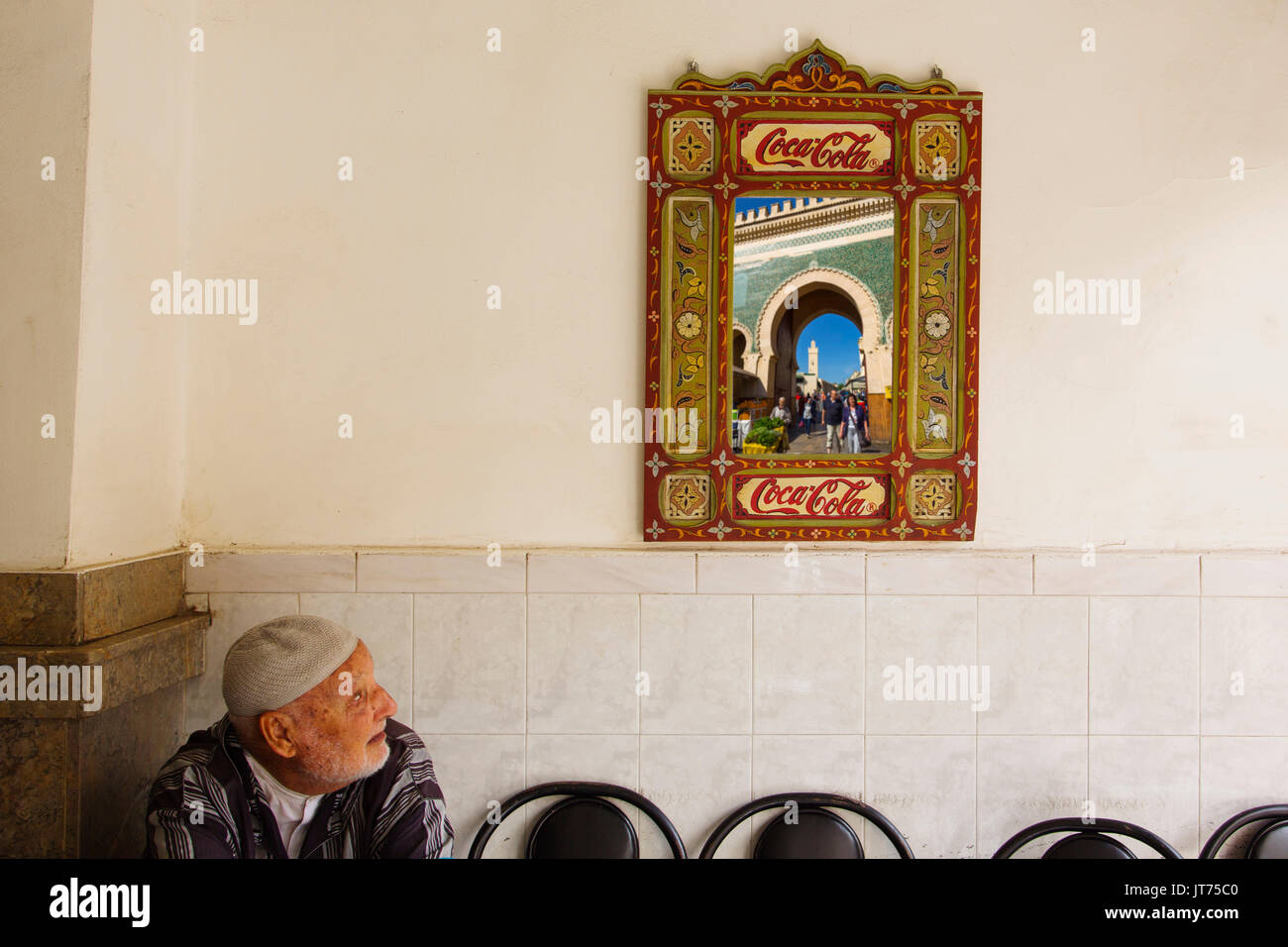 Das Leben auf der Straße. Bab Bou Jeloud Tor in einem Spiegel, Haupteingang Souk Medina von Fes, Fes el Bali wider. Marokko, Maghreb Nordafrika Stockfoto