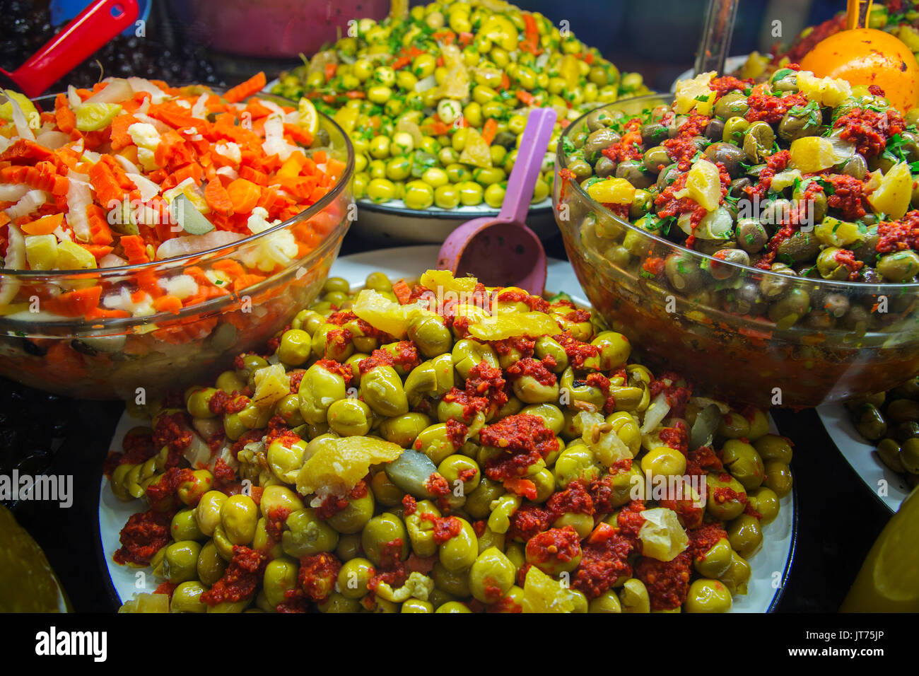 Im marokkanischen Stil Oliven und eingelegten Gurken Shop. Souk Medina von Fes, Fes el Bali. Marokko, Maghreb Nordafrika Stockfoto