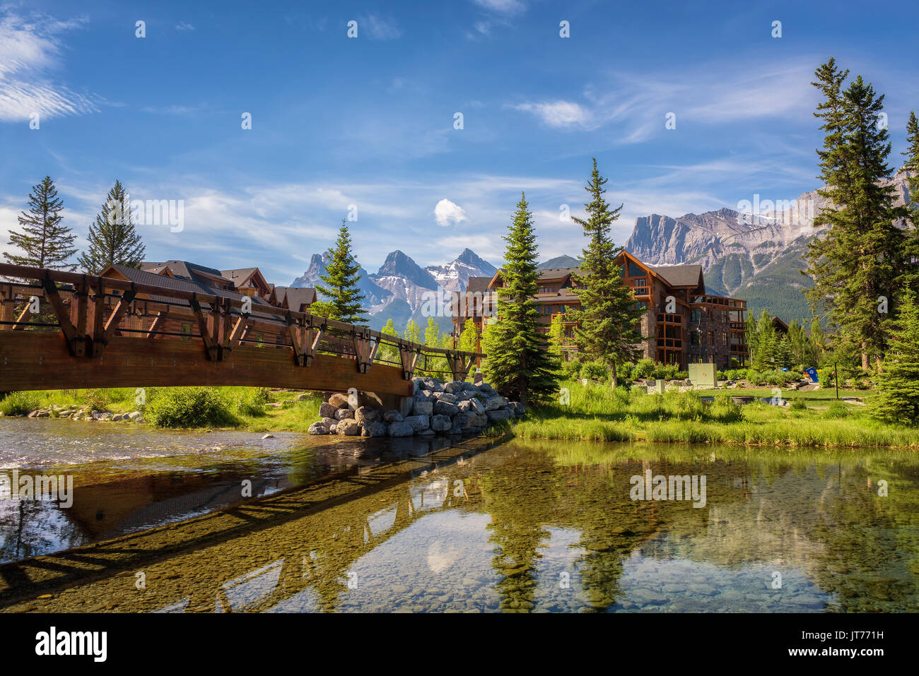 Hotels in Canmore mit Berggipfeln im Hintergrund. Stockfoto