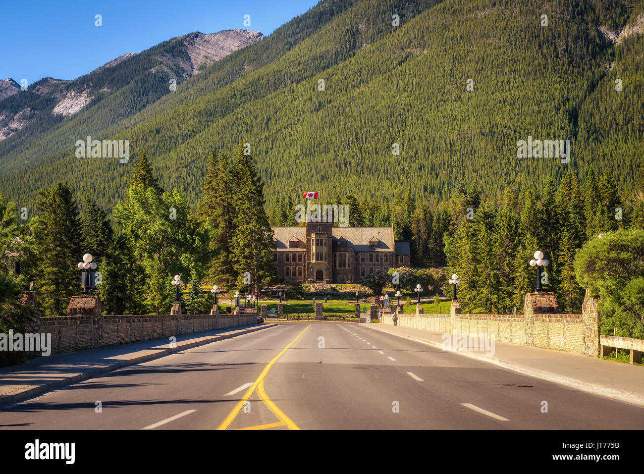 Scenic street view der Banff Avenue und Parks Kanada Verwaltungsgebäude in Cascade Gardens. Stockfoto