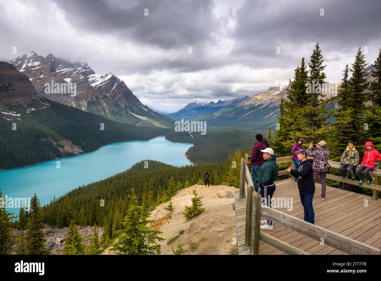 Touristen genießen die malerische Aussicht auf Peyto Lake im Banff National Park. Stockfoto