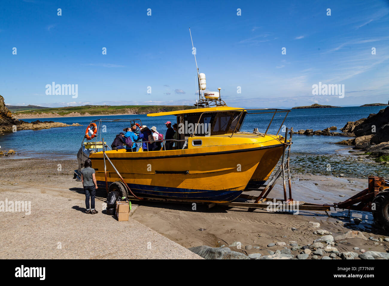 Ein Traktor zieht ein Motorboot auf einen Strand Stockfoto