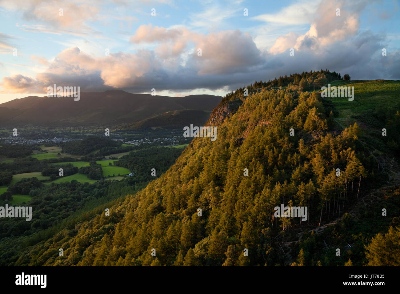 Walla Crag und Skiddaw bei Sonnenuntergang im Sommer gesehen Stockfoto