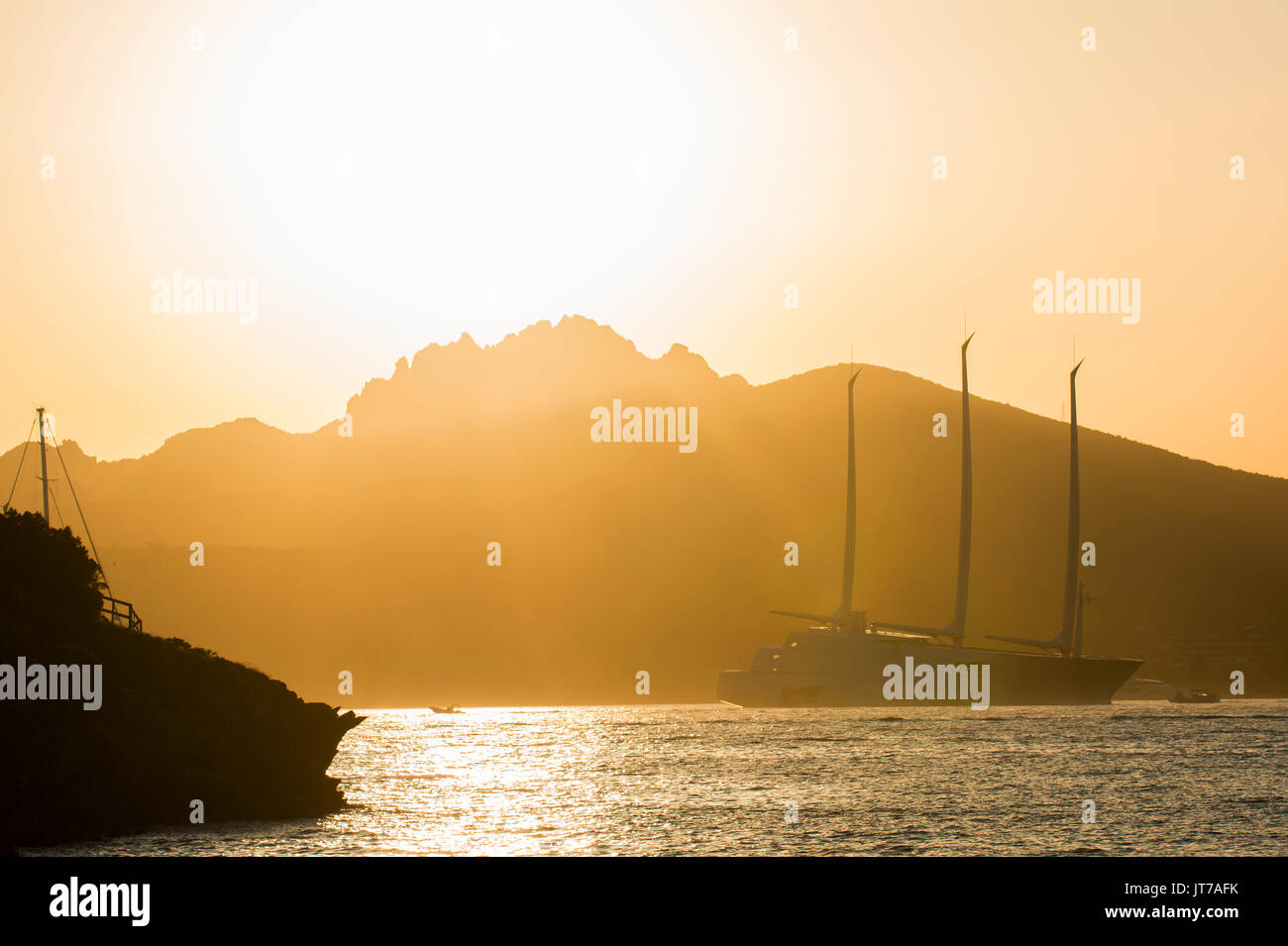 Sardinien, Italien - 07 AUGUST 2017 - Sailing Yacht "Offshore von der Costa Smeralda in Sardinien. Y A' ist die größte Segelyacht der Welt. Stockfoto