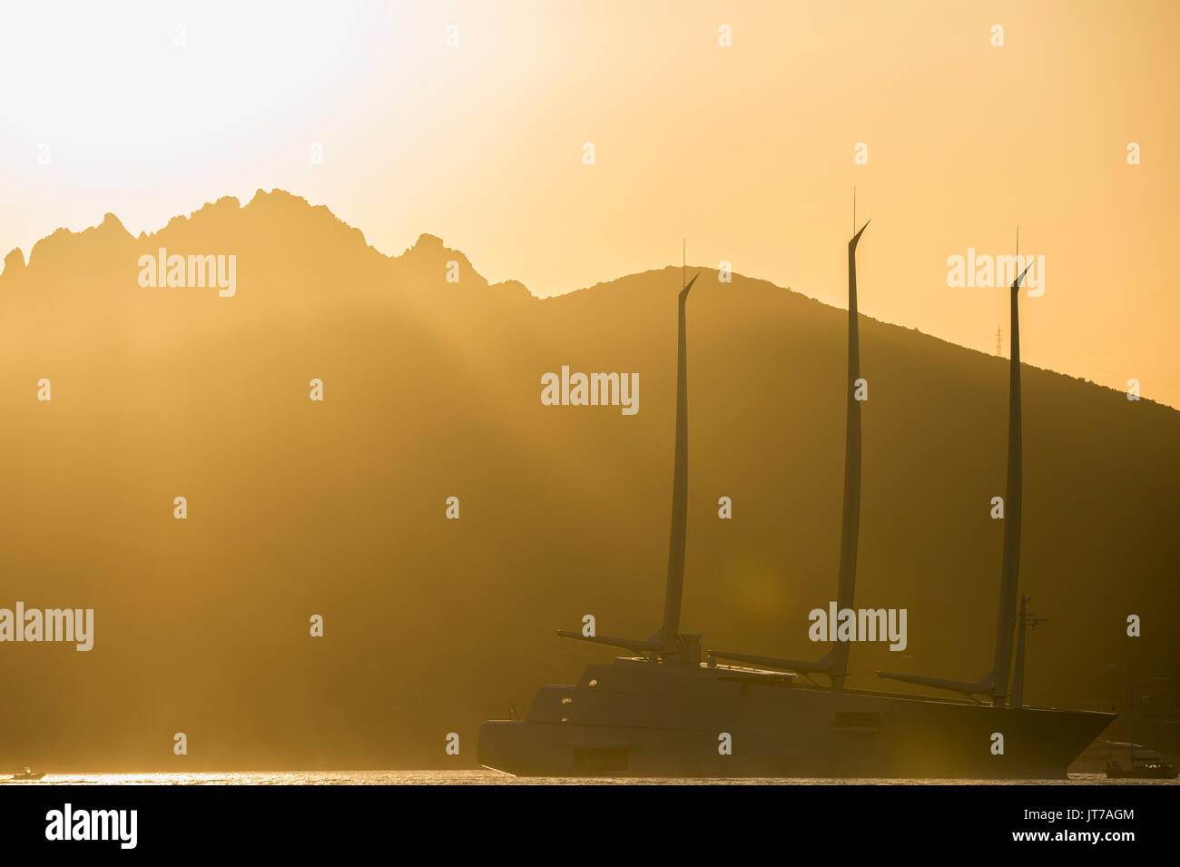 Sardinien, Italien - 07 AUGUST 2017 - Sailing Yacht "Offshore von der Costa Smeralda in Sardinien. Y A' ist die größte Segelyacht der Welt. Stockfoto