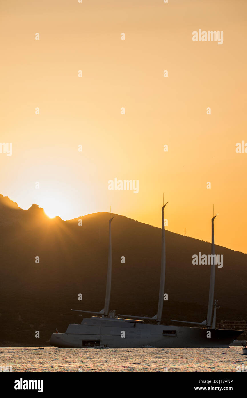 Sardinien, Italien - 07 AUGUST 2017 - Sailing Yacht "Offshore von der Costa Smeralda in Sardinien. Y A' ist die größte Segelyacht der Welt. Stockfoto