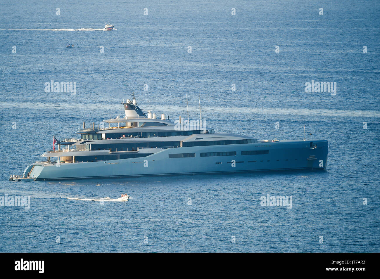 Eine große Yacht offshore von der Costa Smeralda in Sardinien, Italien. Stockfoto