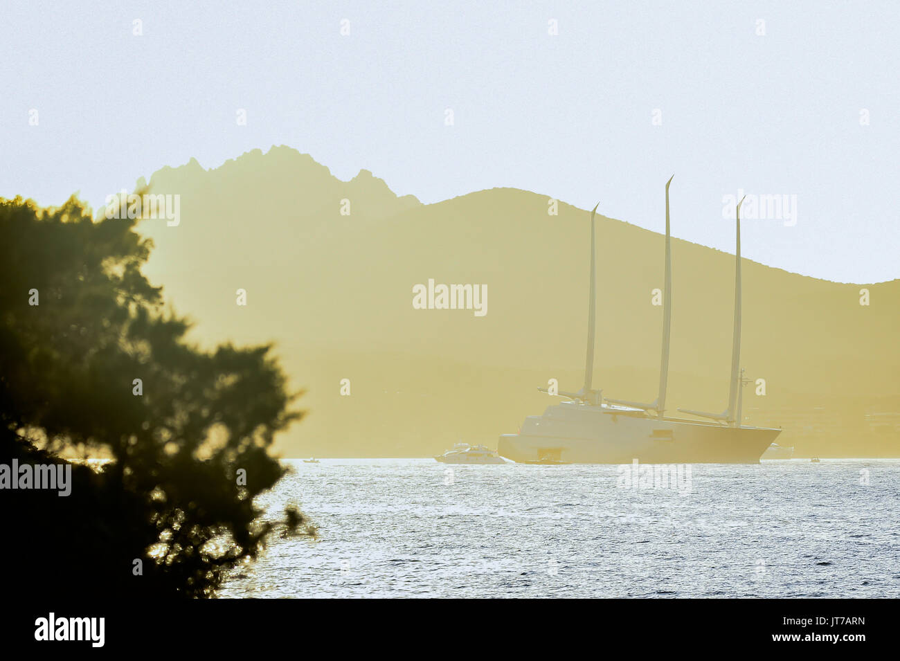 Sardinien, Italien - 07 AUGUST 2017 - Sailing Yacht "Offshore von der Costa Smeralda in Sardinien. Y A' ist die größte Segelyacht der Welt. Stockfoto