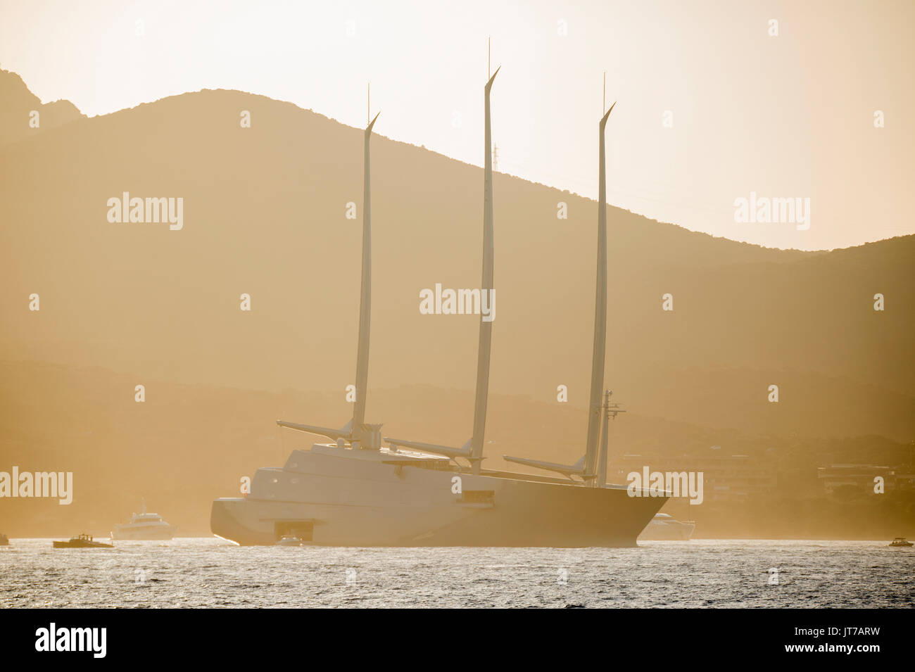 Sardinien, Italien - 07 AUGUST 2017 - Sailing Yacht "Offshore von der Costa Smeralda in Sardinien. Y A' ist die größte Segelyacht der Welt. Stockfoto