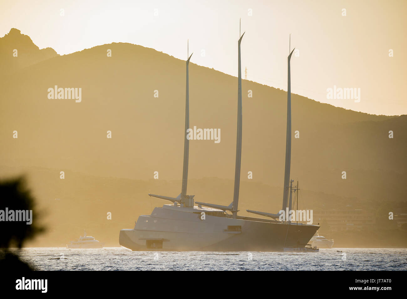 Sardinien, Italien - 07 AUGUST 2017 - Sailing Yacht "Offshore von der Costa Smeralda in Sardinien. Y A' ist die größte Segelyacht der Welt. Stockfoto
