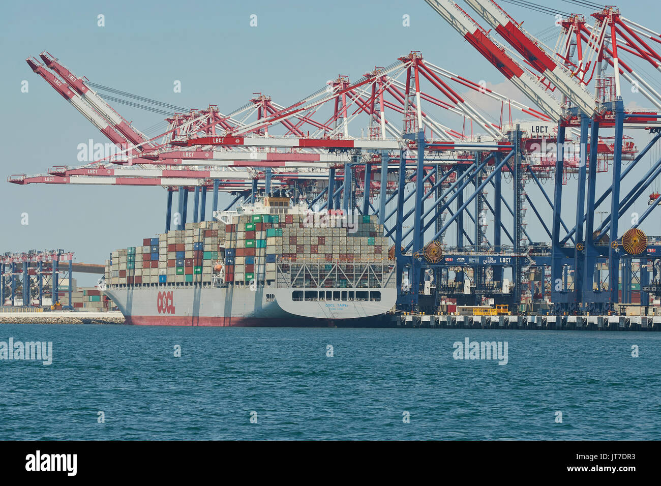 Containerschiff, OOCL TAIPAI, In der Long Beach Container Terminal, Kalifornien, USA entladen. Stockfoto