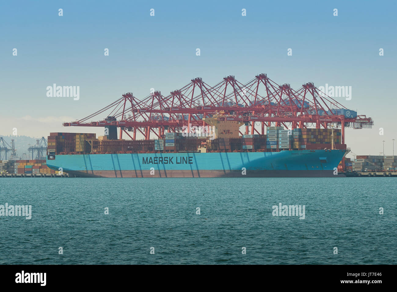 Das Containerschiff MAERSK Line, MAERSK EINDHOVEN, lädt und entlädt im Hafen von Long Beach, Kalifornien, USA. Stockfoto