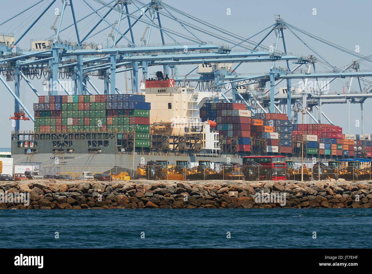 K-Leitung Containerschiff, die Harbour Bridge, die im Hafen von Long Beach, Kalifornien, USA entladen. Stockfoto