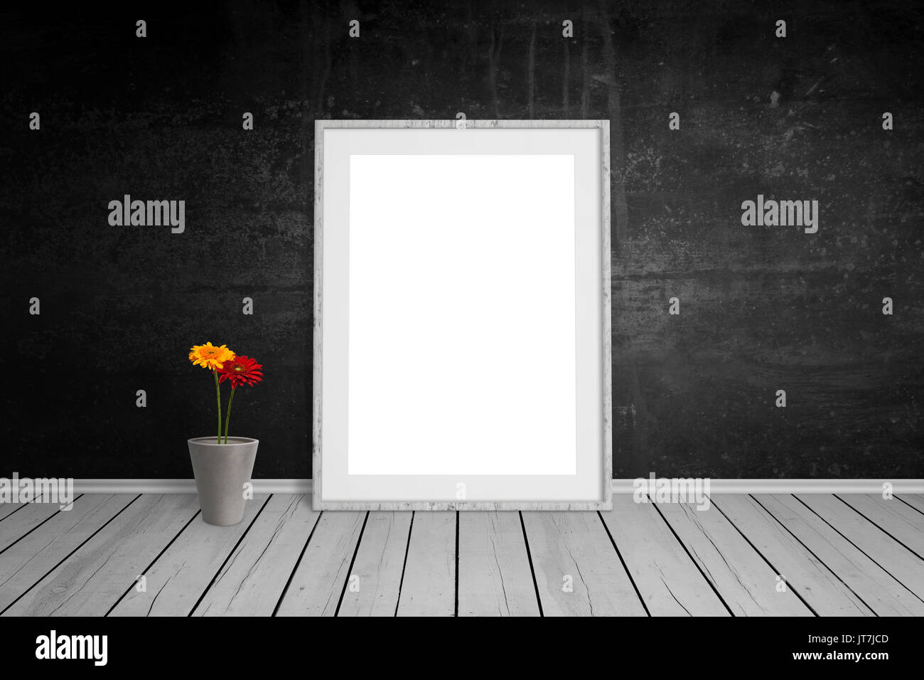 Weiße Holzrahmen mockup. Rahmen lehnte sich auf schwarze Wand. Blumen neben. Stockfoto