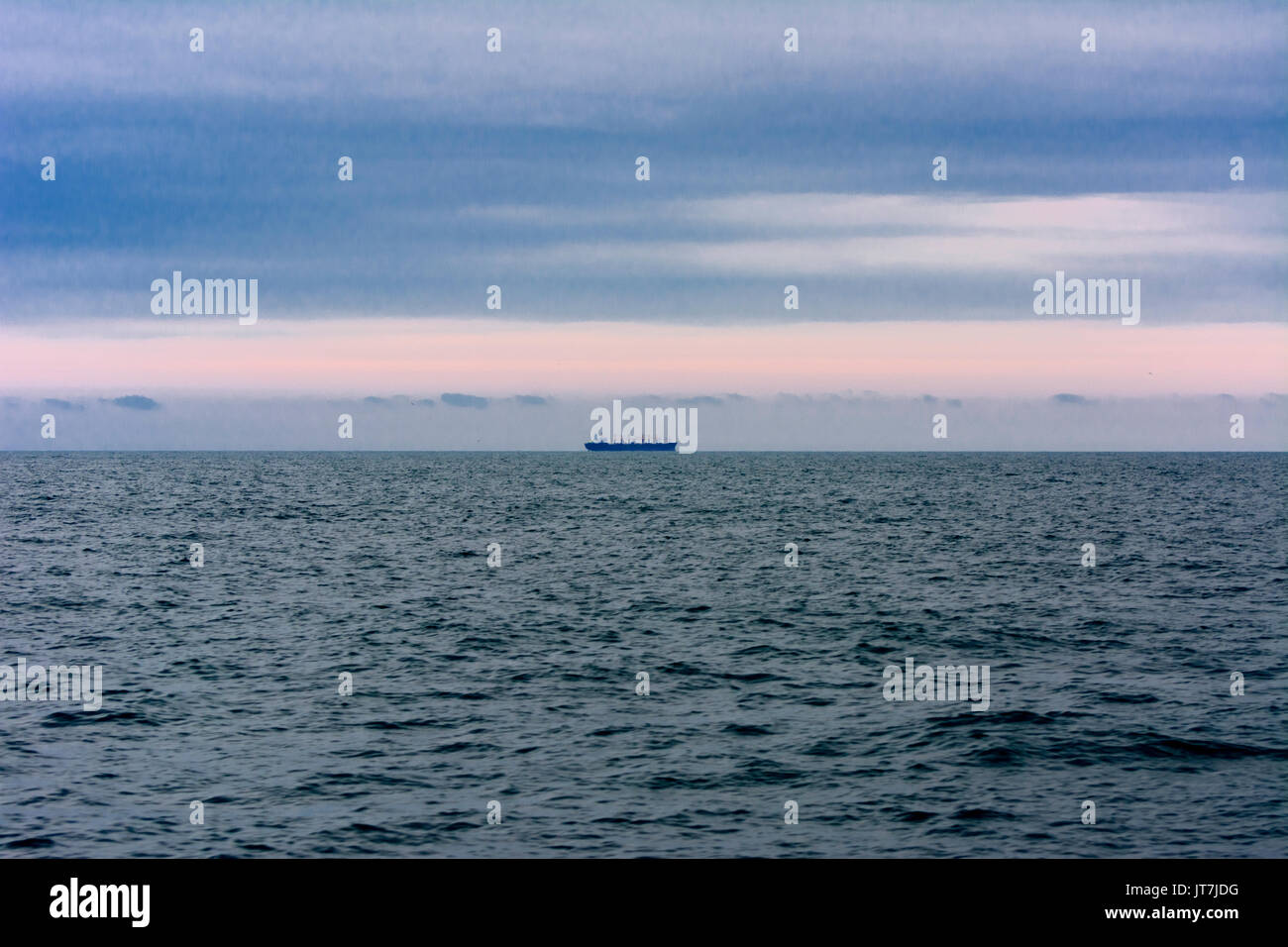 Ein einsamer Tanker gegen ein Sonnenuntergang in das offene Meer auf der Odessa Küste am Abend des 12. Juli 2017 Stockfoto