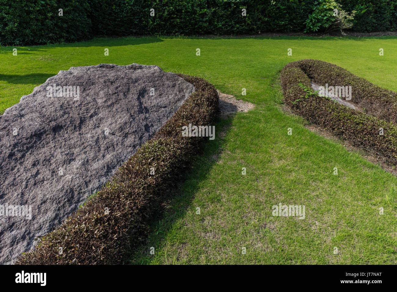 Sengan-en Garten ist ein Daimyo bummeln Garten in kagoshima. Es ist das markanteste Merkmal ist die Verwendung des Vulkans Sakurajima in der Bucht von kagoshima hinaus ein Stockfoto