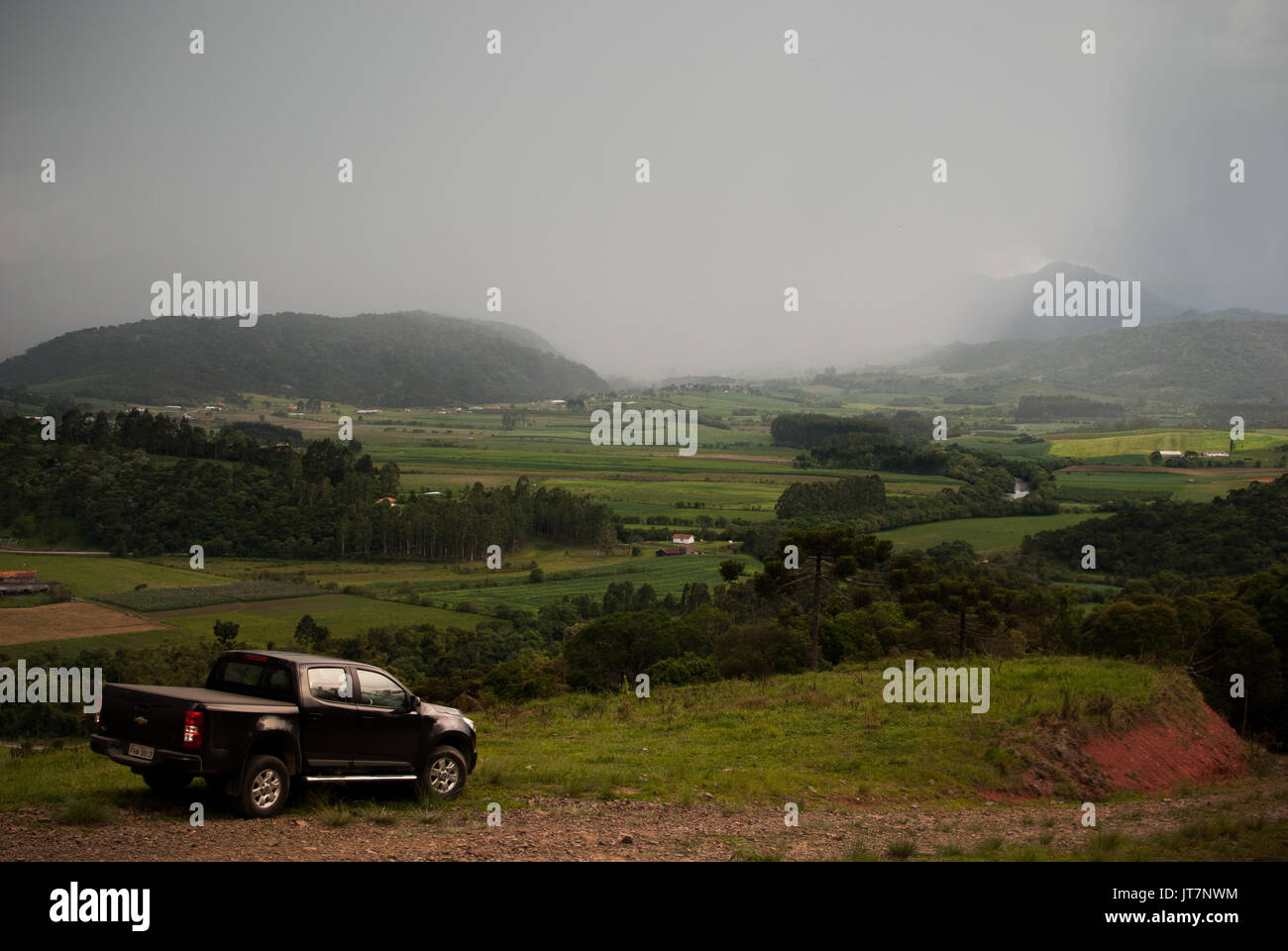 Landschaft von grünen Bereich mit Pickup Truck geparkt Stockfoto