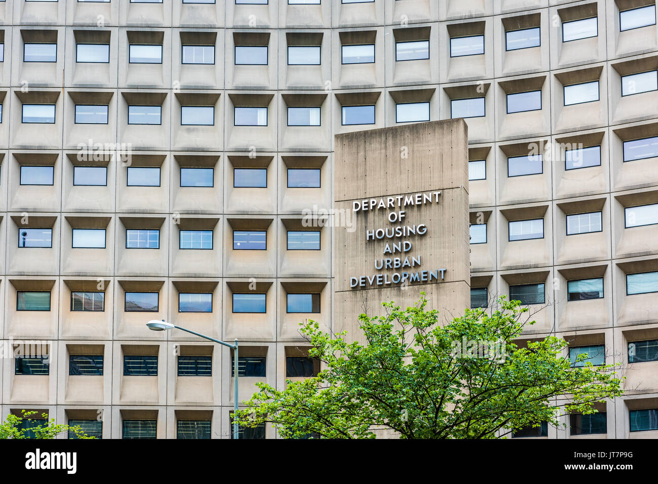 Washington DC, USA - 3. Juli 2017: Abteilung von Gehäuse und städtische Entwicklung in der Innenstadt mit Nahaufnahme von Zeichen und Gebäude Fenster Stockfoto